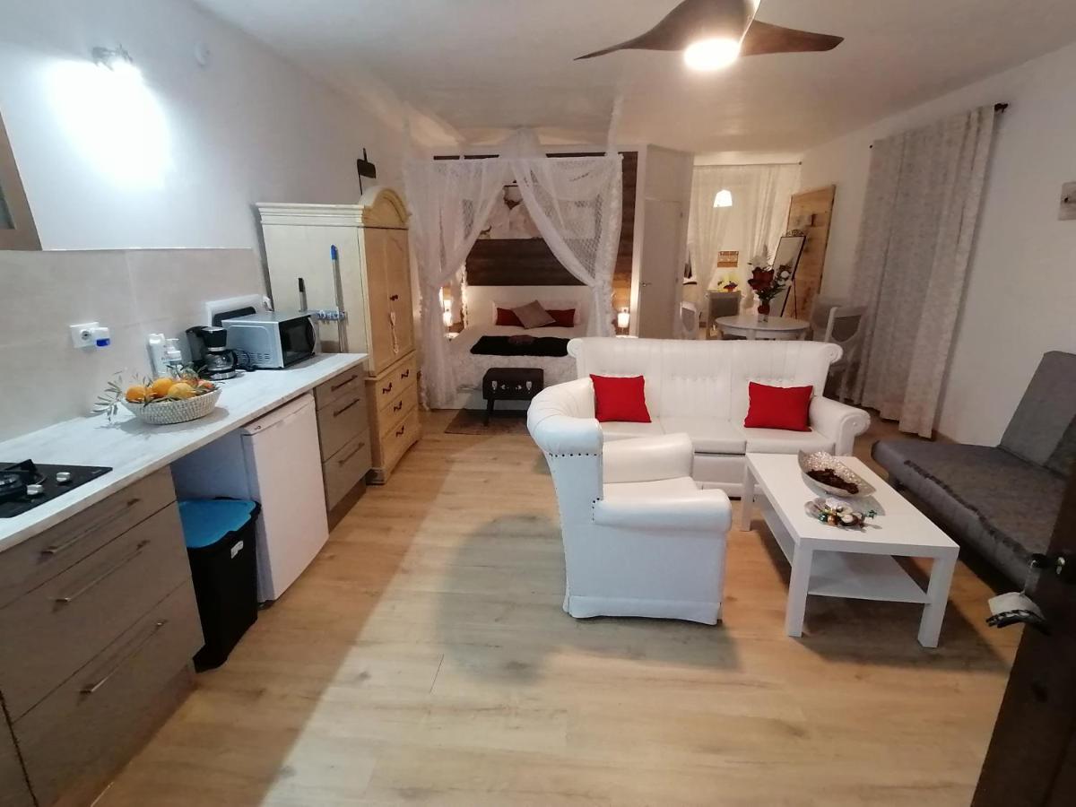 הוילה Alcalá de Guadaira Rancho Jardines De Marchenilla מראה חיצוני תמונה
